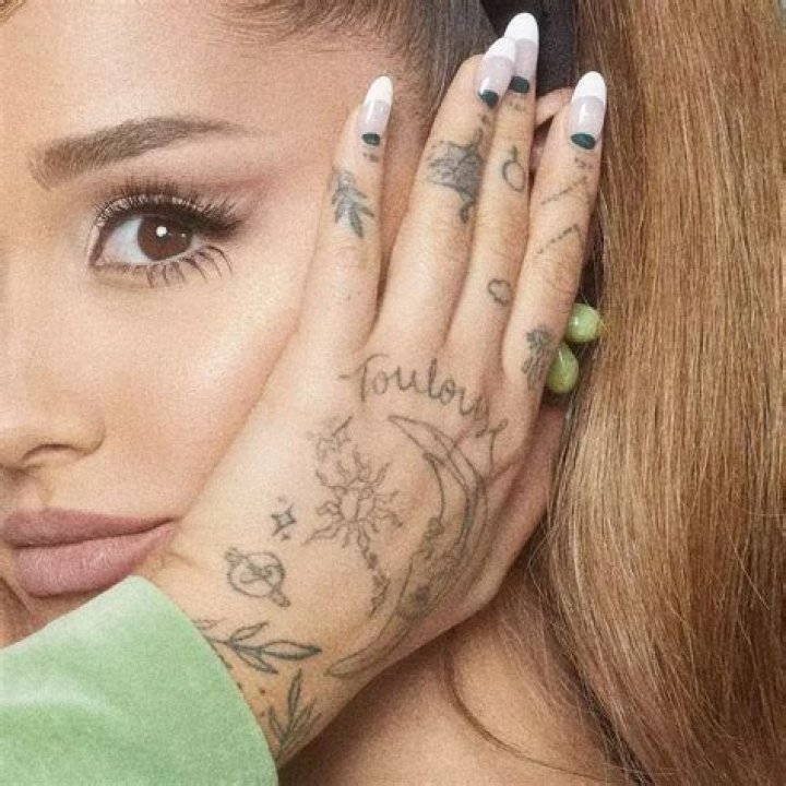 Ariana Grande&rsquo;s finger tattoos look like they were done with a