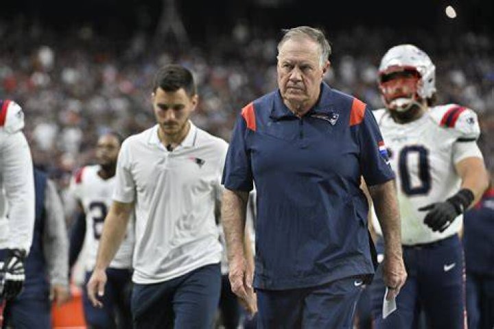 Bill Belichick's Longtime Girlfriend Turns Heads In Yoga Outfit The