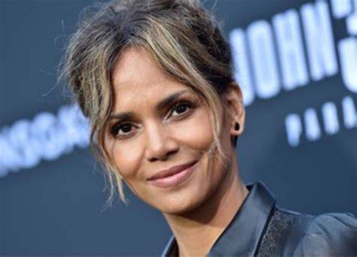 Halle Berry's Sexy Look At "Academy Awards 2021" Red Carpet (18 Photos