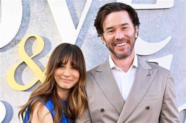 Kaley Cuoco Kisses Tom Pelphrey As She Shows Off Her Baby Bump On Lunch