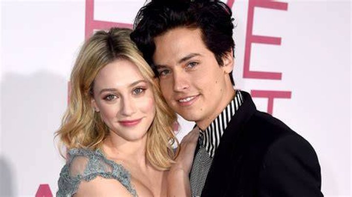 Lili Reinhart E Cole Sprouse 2022