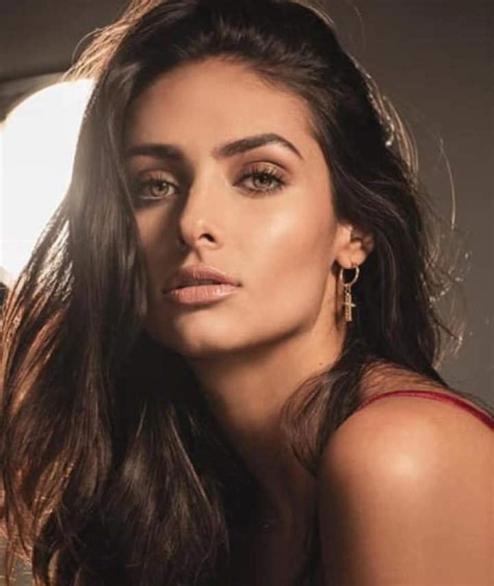 Renata Notni Height, Weight, Age, Boyfriend, Biography, Family, Facts